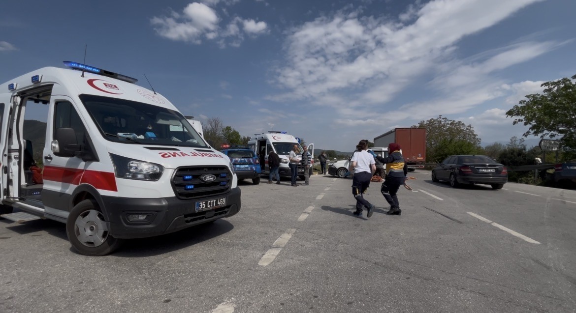 İzmir’de otomobil ile hafif ticari araç çarpıştı: 4’ü çocuk 7 yaralı
