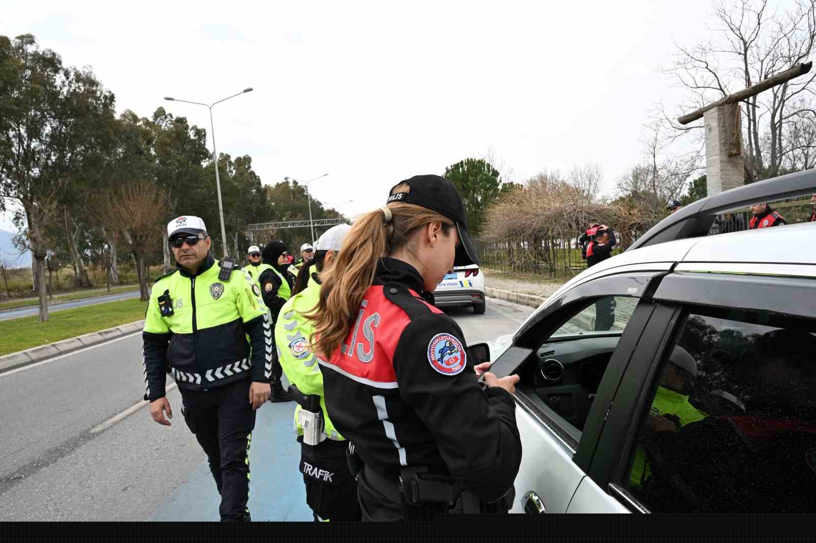 İzmir’de polis ekiplerinden bayram mesaisi
