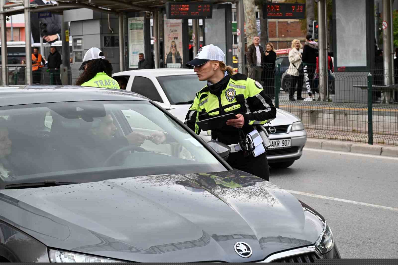 İzmir’de polis ekiplerinden bayram mesaisi
