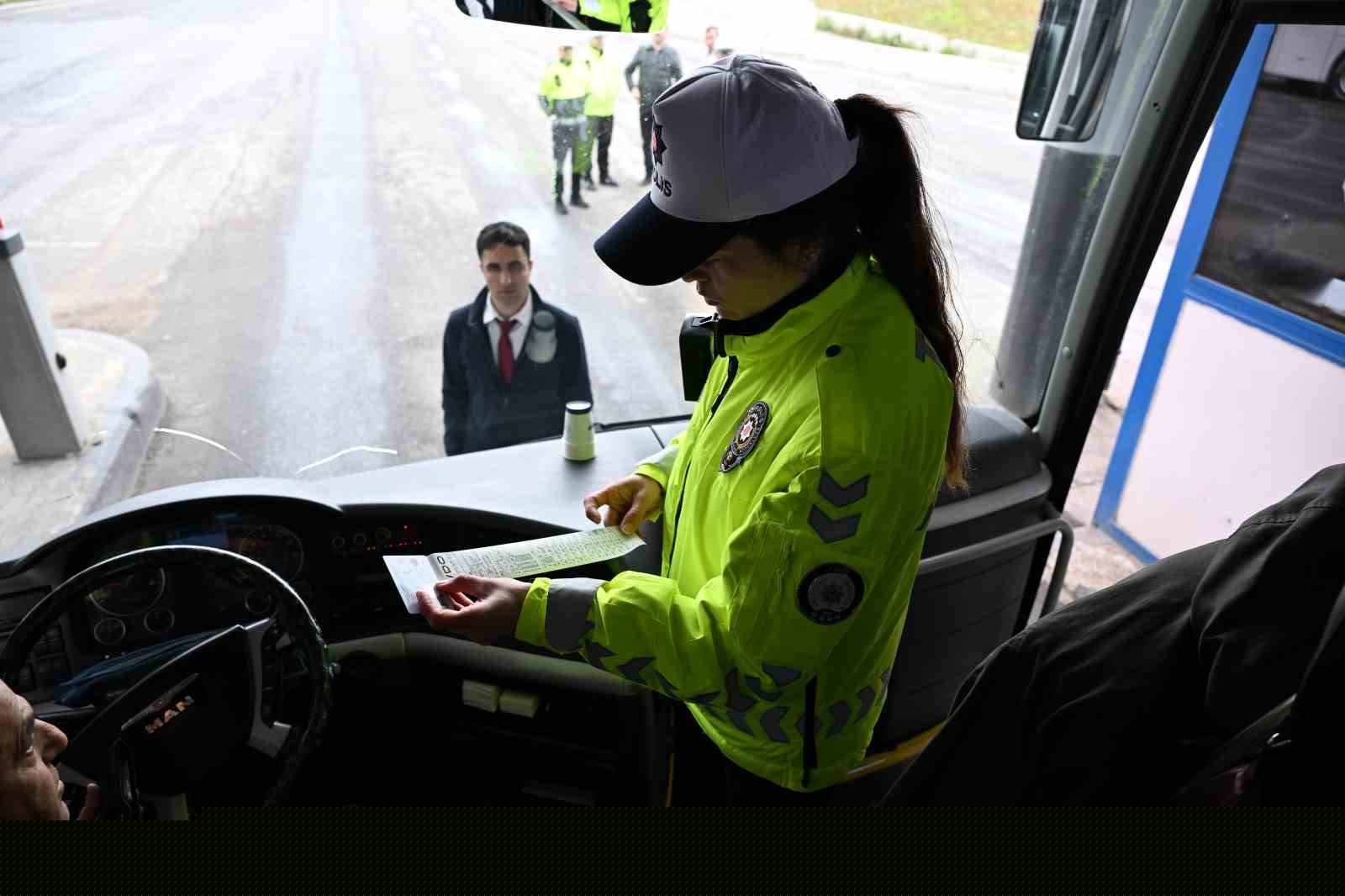 İzmir’de polis ekiplerinden bayram mesaisi
