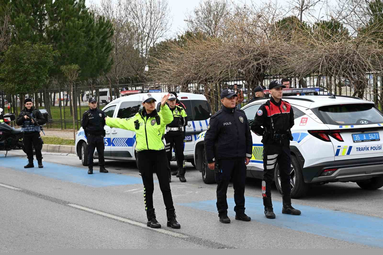 İzmir’de polis ekiplerinden bayram mesaisi
