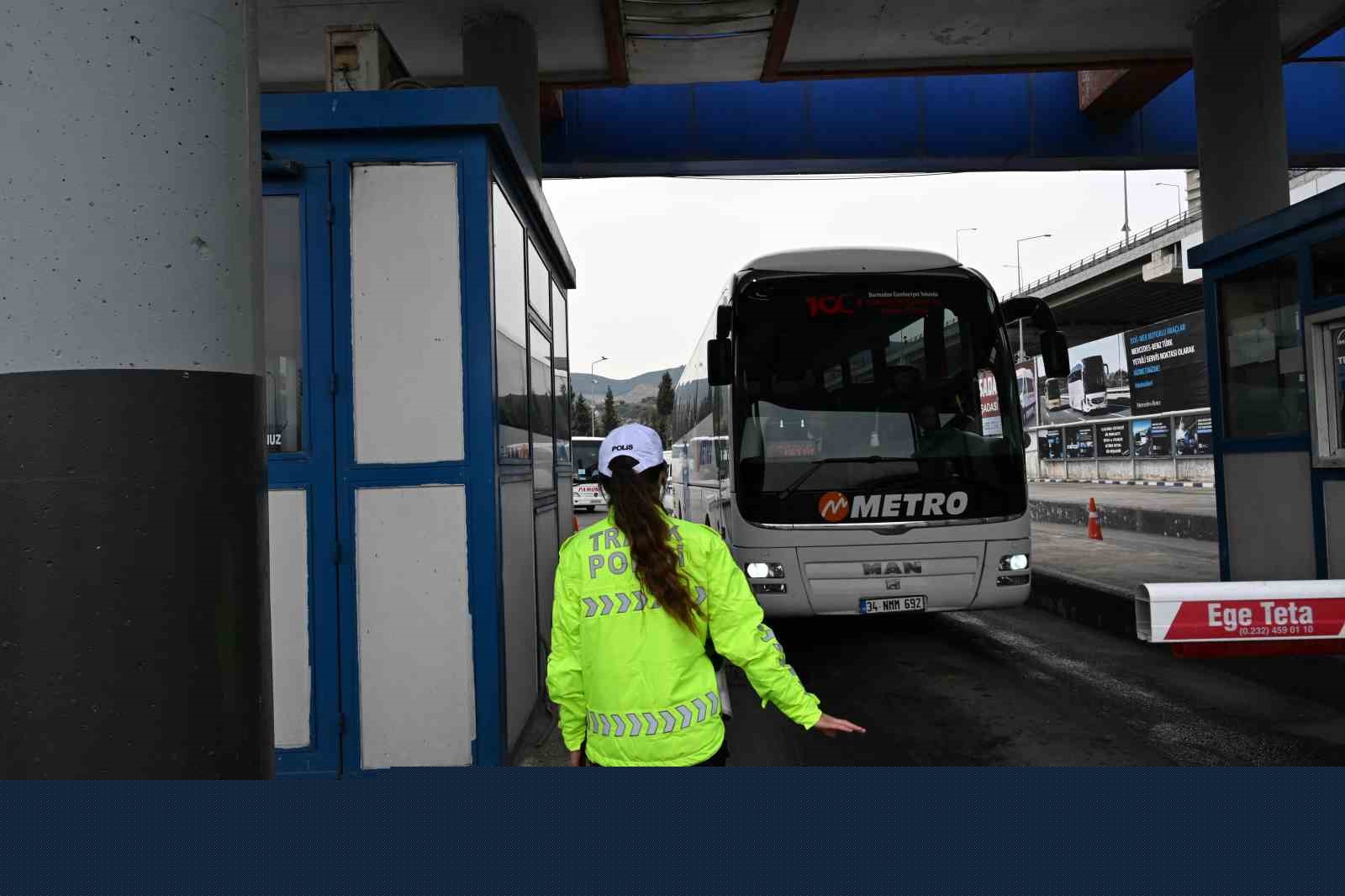 İzmir’de polis ekiplerinden bayram mesaisi
