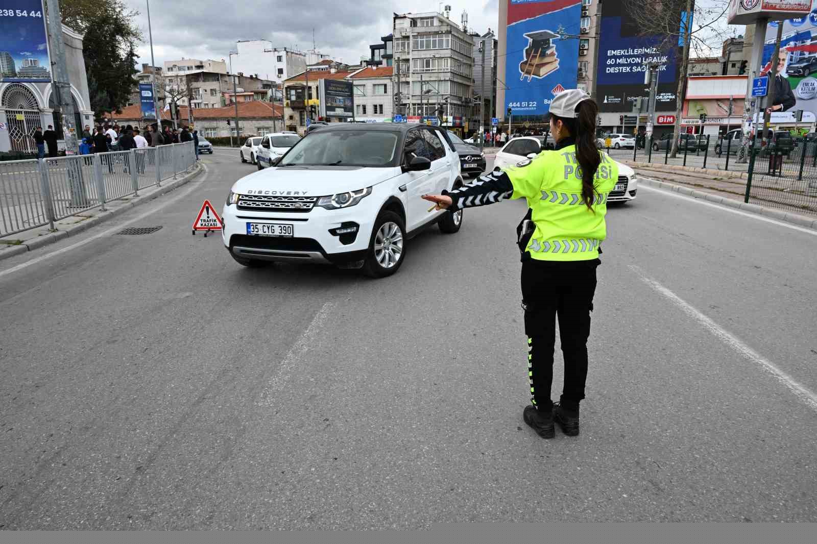 İzmir’de polis ekiplerinden bayram mesaisi
