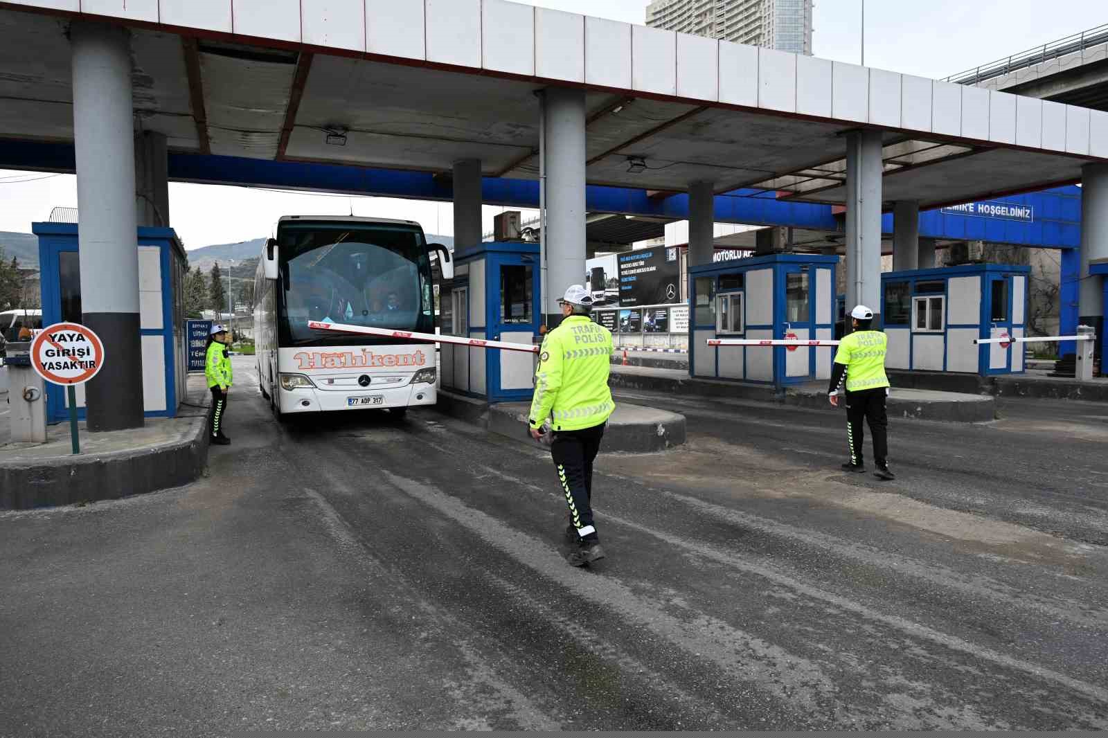 İzmir’de polis ekiplerinden bayram mesaisi
