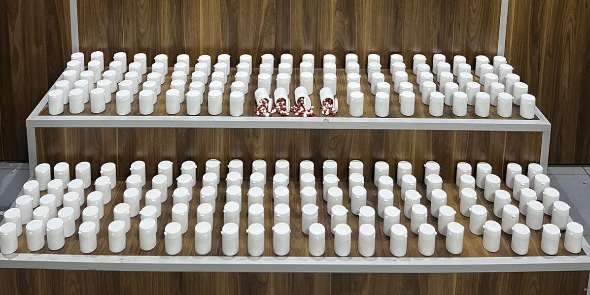 İzmir’de polisten kaçan araçlardan binlerce uyuşturucu hap çıktı
