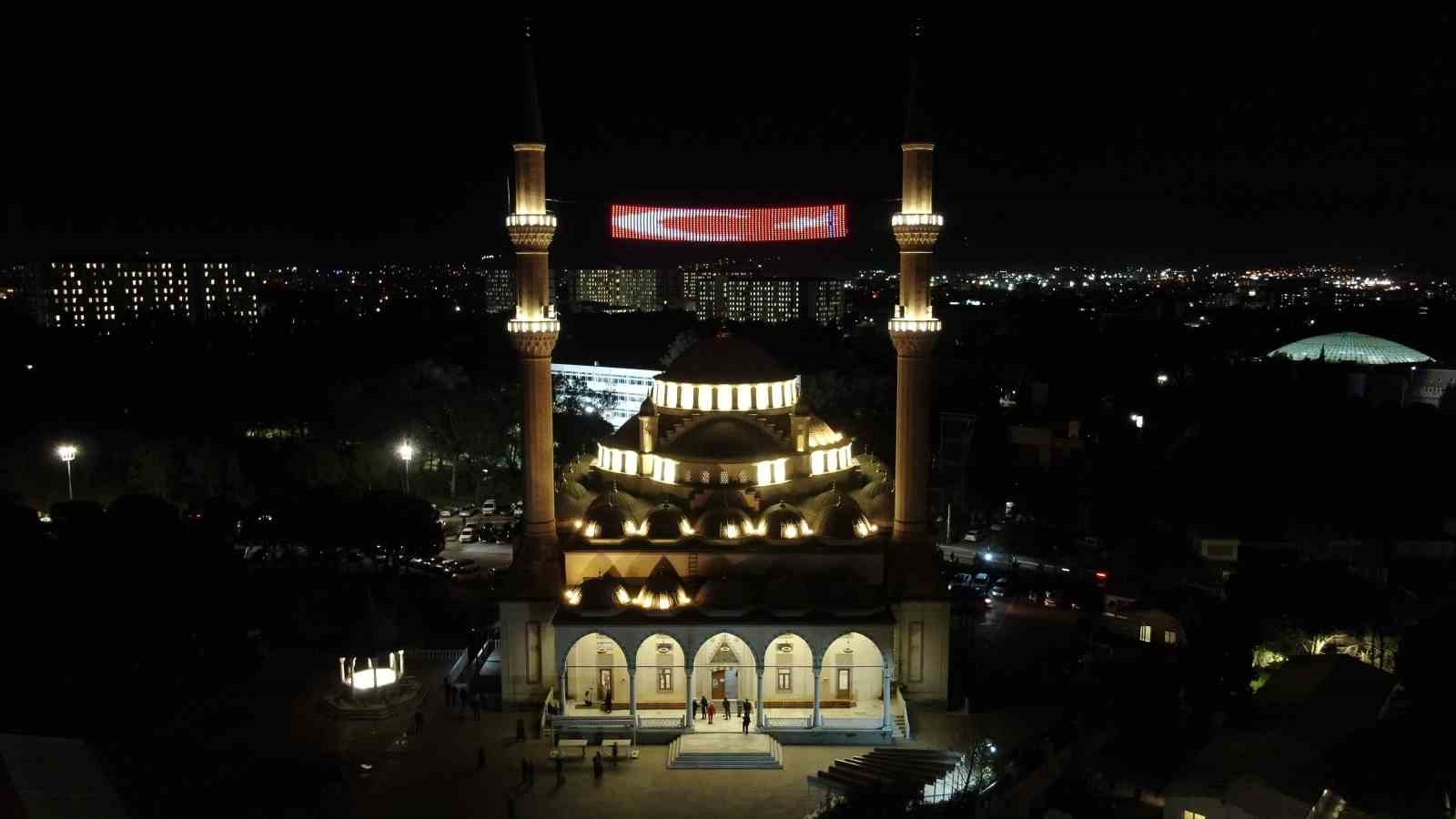İzmir’de Ramazan ayının ilk teravih namazı kılındı
İzmir’de Ramazan ayının ilk teravih namazı kılındı