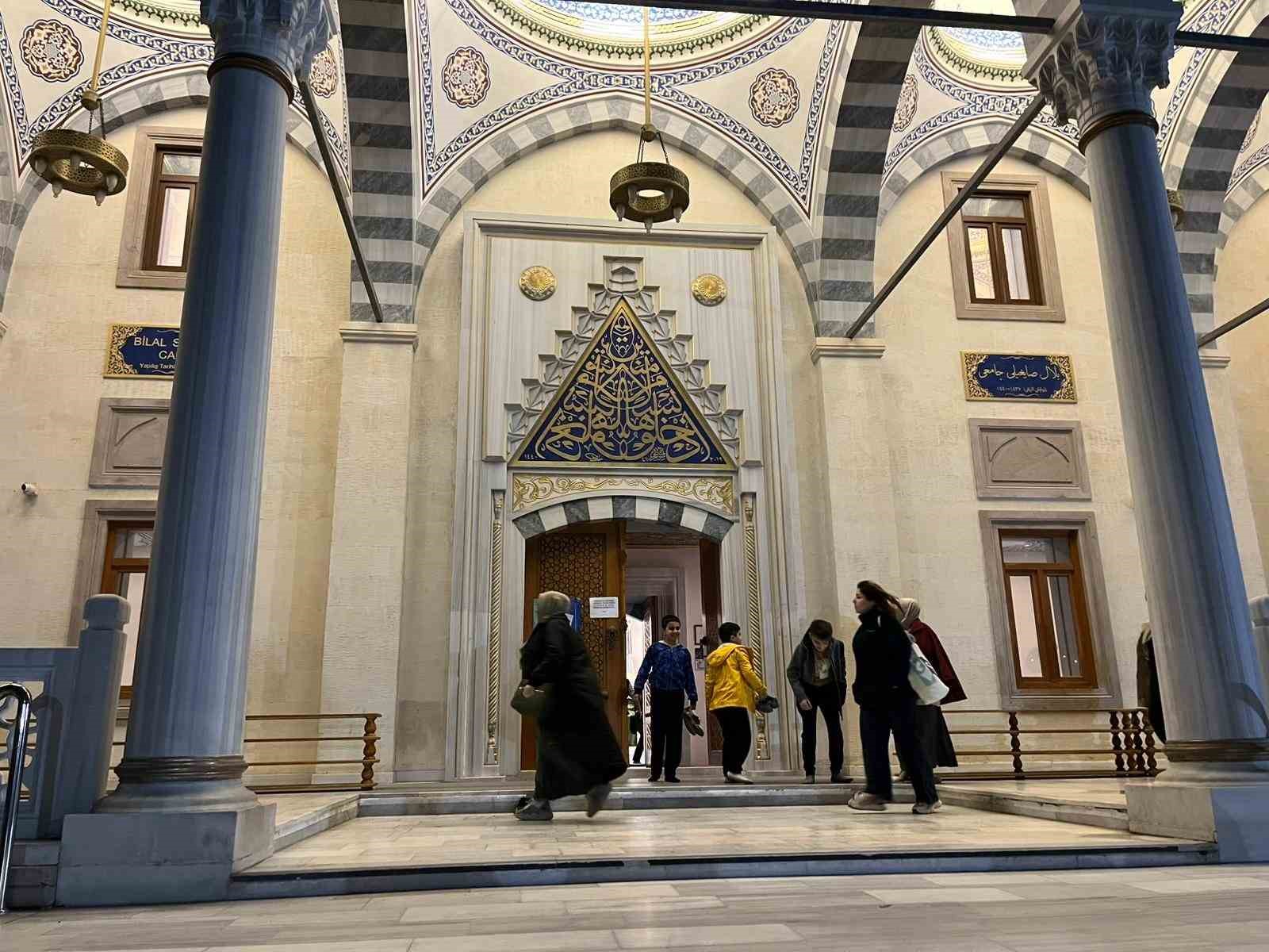 İzmir’de Ramazan ayının ilk teravih namazı kılındı
İzmir’de Ramazan ayının ilk teravih namazı kılındı