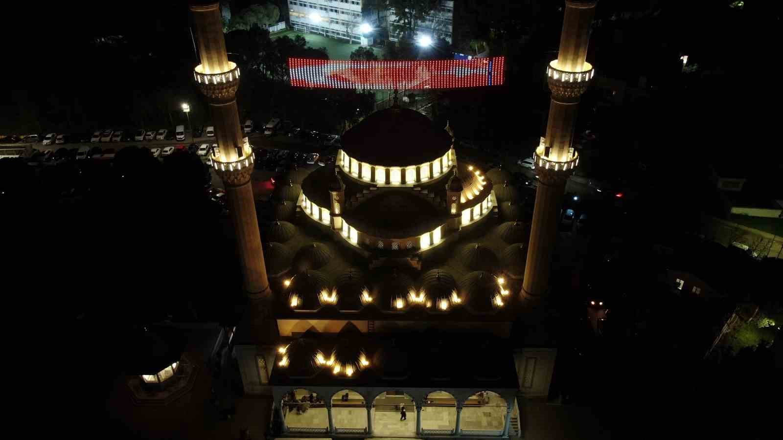 İzmir’de Ramazan ayının ilk teravih namazı kılındı
İzmir’de Ramazan ayının ilk teravih namazı kılındı