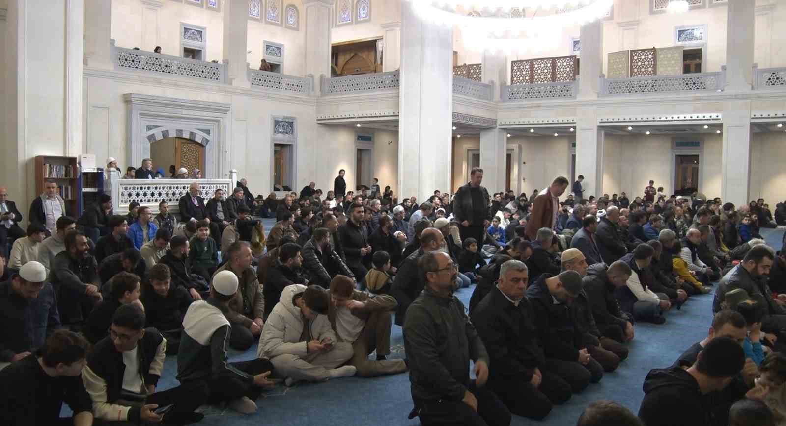 İzmir’de Ramazan ayının ilk teravih namazı kılındı
İzmir’de Ramazan ayının ilk teravih namazı kılındı