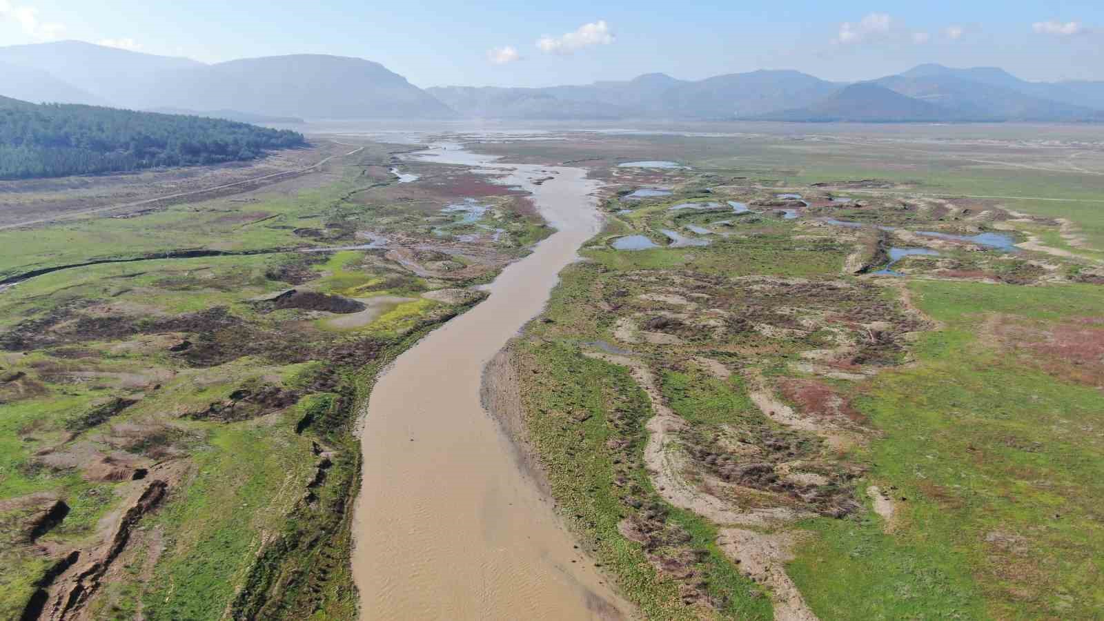 İzmir’de rekor yağışlar barajlara can suyu oldu
