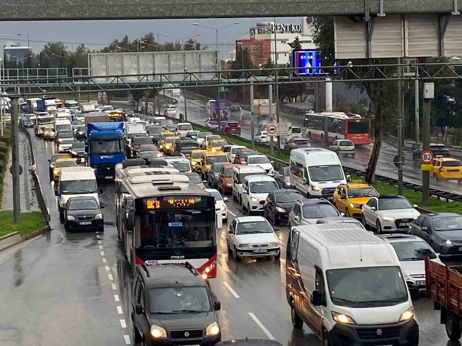 İzmir’de sağanak etkili oldu: Yollar göle döndü, trafik kilitlendi
