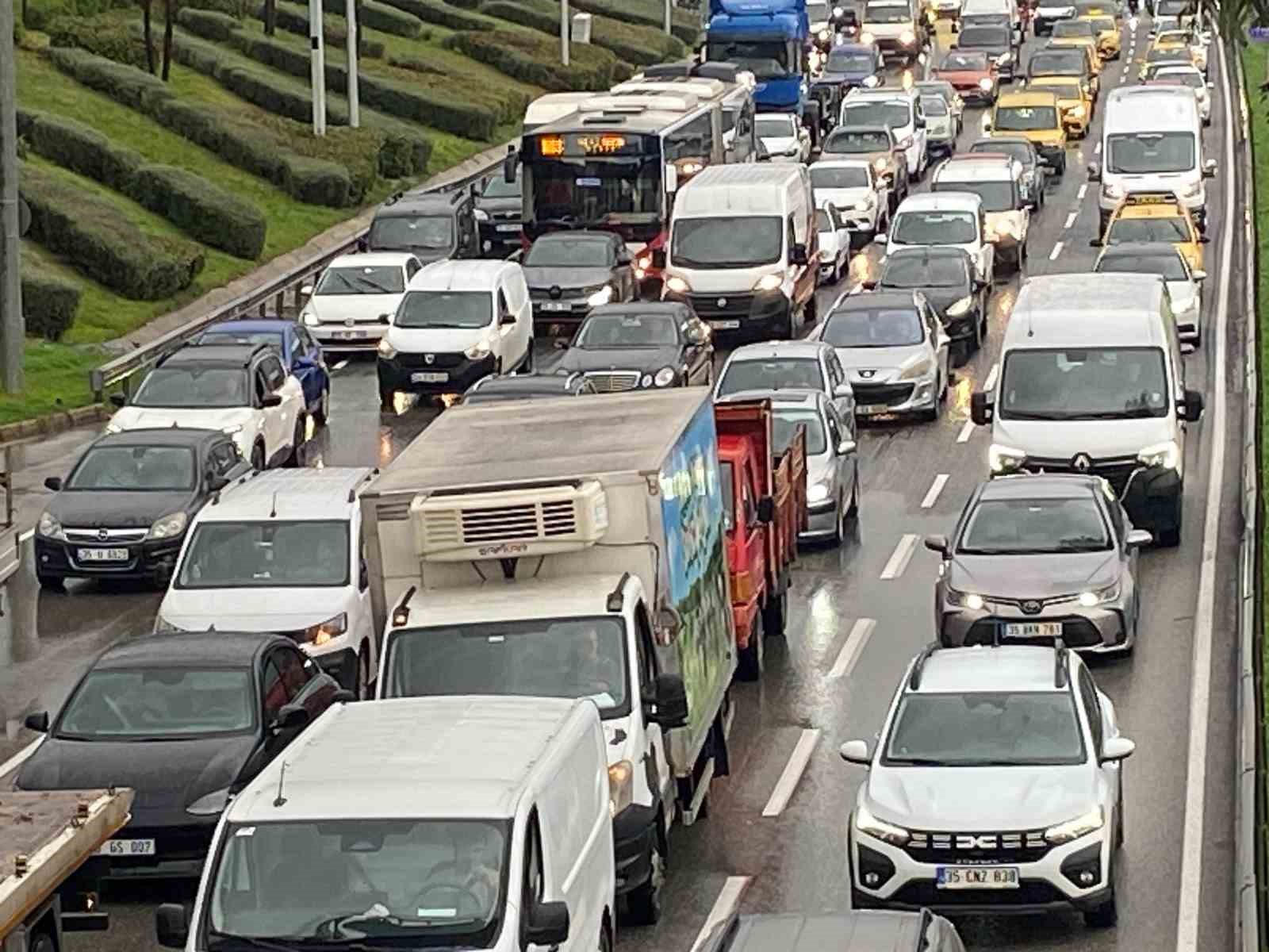 İzmir’de sağanak etkili oldu: Yollar göle döndü, trafik kilitlendi
