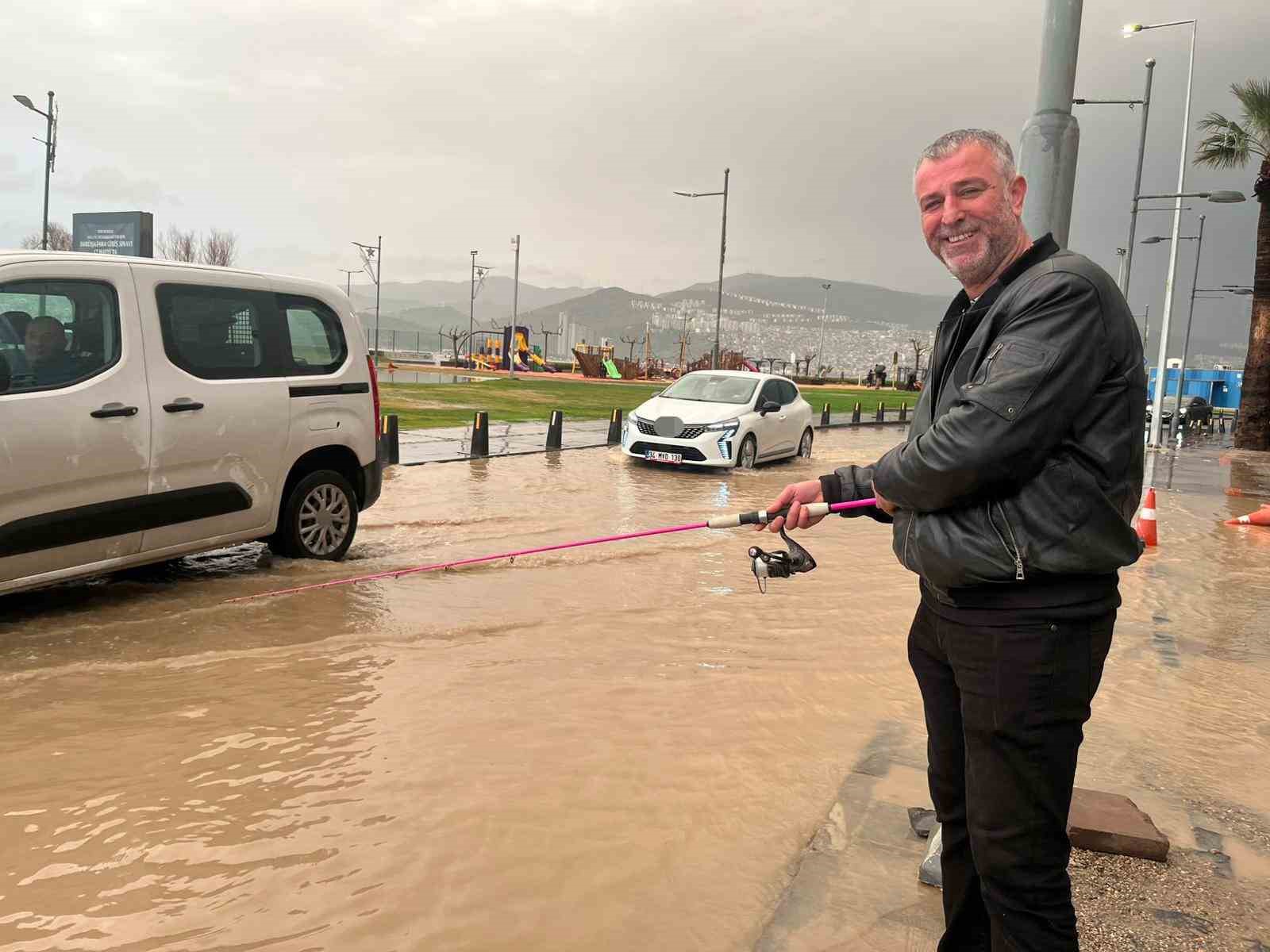 İzmir’de sağanak hayatı felç etti: Kordon göle döndü, vatandaş oltayla tepki gösterdi
