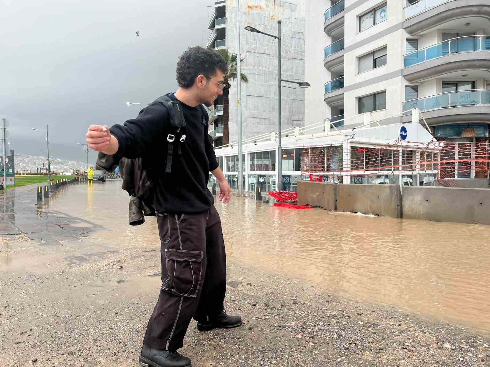 İzmir’de sağanak hayatı felç etti: Kordon göle döndü, vatandaş oltayla tepki gösterdi
