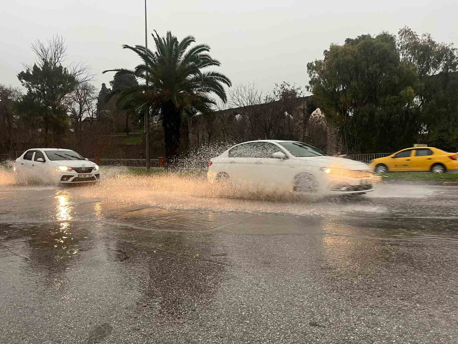 İzmir’de sağanak ve fırtına: Caddeler göle döndü, zor anlar kameraya yansıdı
İzmir’de sağanak ve fırtına: Caddeler göle döndü, zor anlar kameraya yansıdı