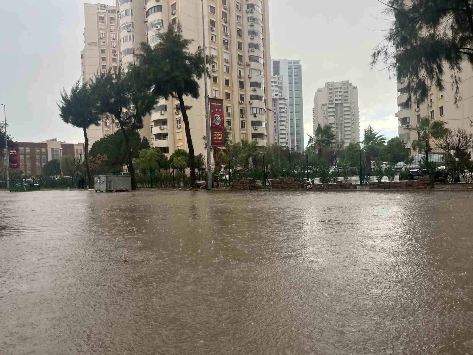 İzmir’de sağanak ve fırtına hayatı felç etti, yollar göle döndü
İzmir’de sağanak ve fırtına hayatı felç etti, yollar göle döndü