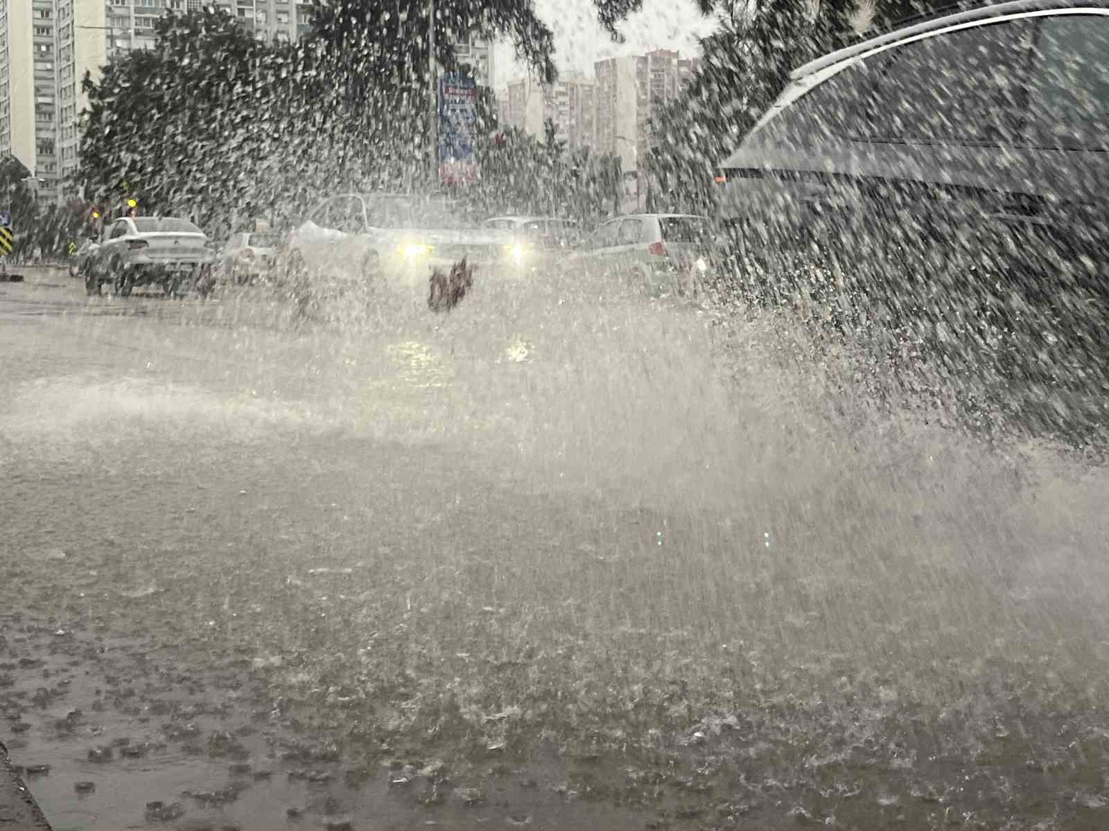 İzmir’de sağanak ve fırtına hayatı felç etti, yollar göle döndü
İzmir’de sağanak ve fırtına hayatı felç etti, yollar göle döndü