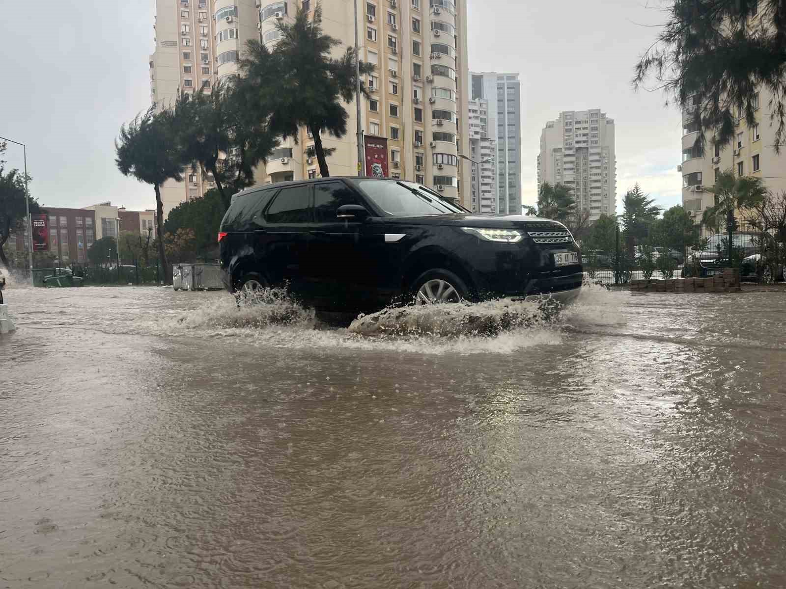 İzmir’de sağanak ve fırtına hayatı felç etti, yollar göle döndü
İzmir’de sağanak ve fırtına hayatı felç etti, yollar göle döndü