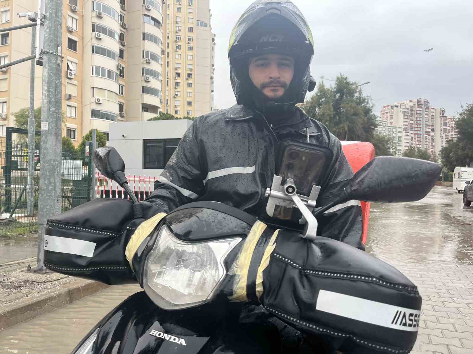 İzmir’de sağanak ve fırtına hayatı felç etti, yollar göle döndü
İzmir’de sağanak ve fırtına hayatı felç etti, yollar göle döndü