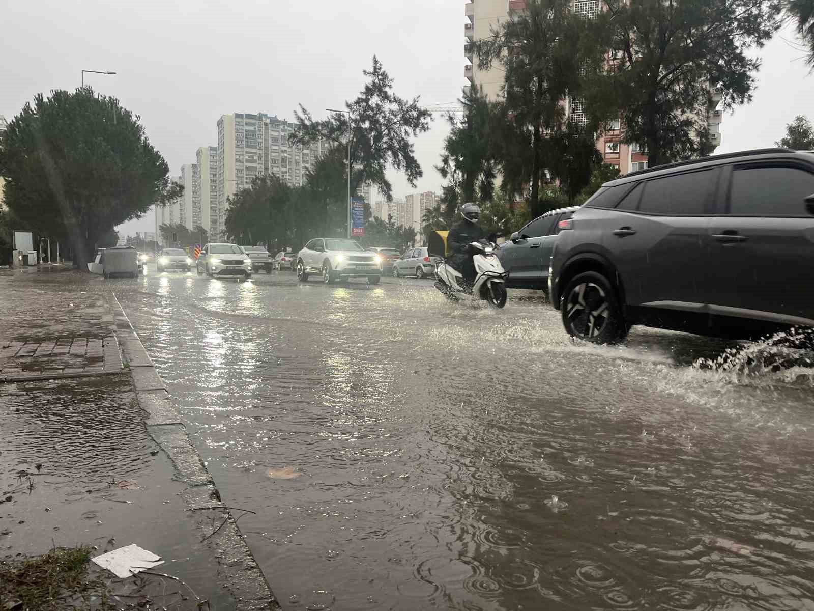 İzmir’de sağanak ve fırtına hayatı felç etti, yollar göle döndü
İzmir’de sağanak ve fırtına hayatı felç etti, yollar göle döndü