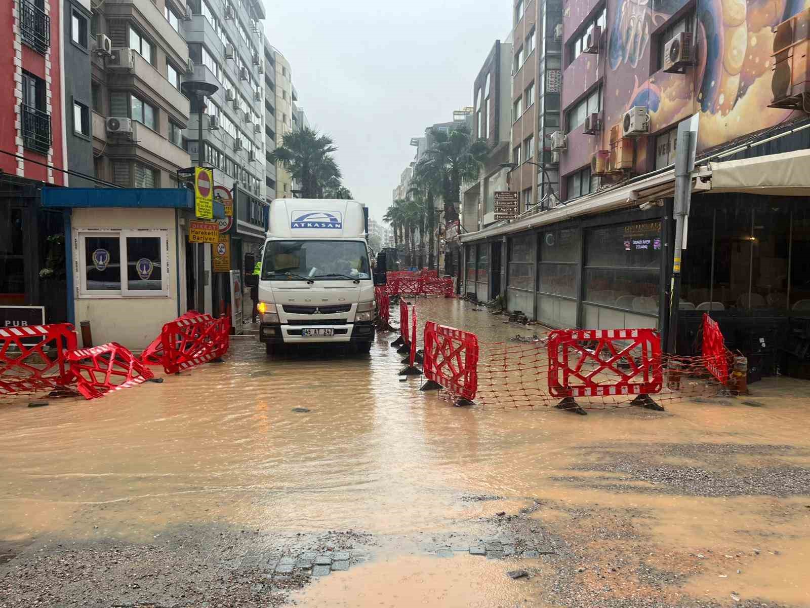 İzmir’de sağanak yağış: Bazı cadde ve sokaklar göle döndü, ekipler su tahliye çalışmaları yürüttü
