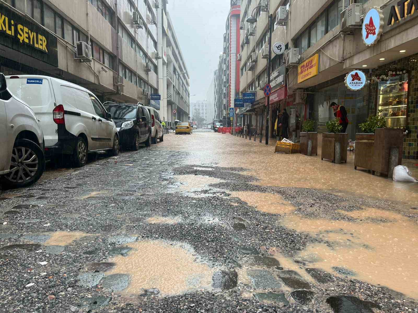 İzmir’de sağanak yağış: Bazı cadde ve sokaklar göle döndü, ekipler su tahliye çalışmaları yürüttü
