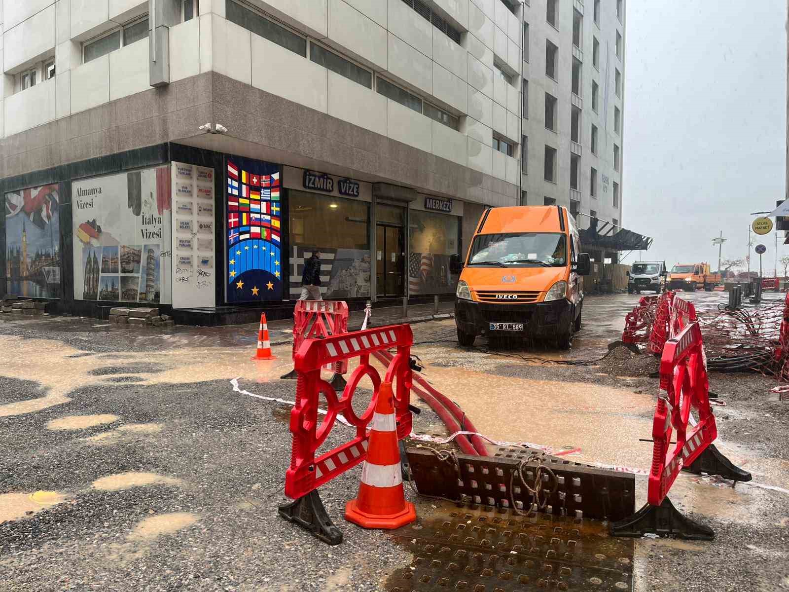 İzmir’de sağanak yağış: Bazı cadde ve sokaklar göle döndü, ekipler su tahliye çalışmaları yürüttü
