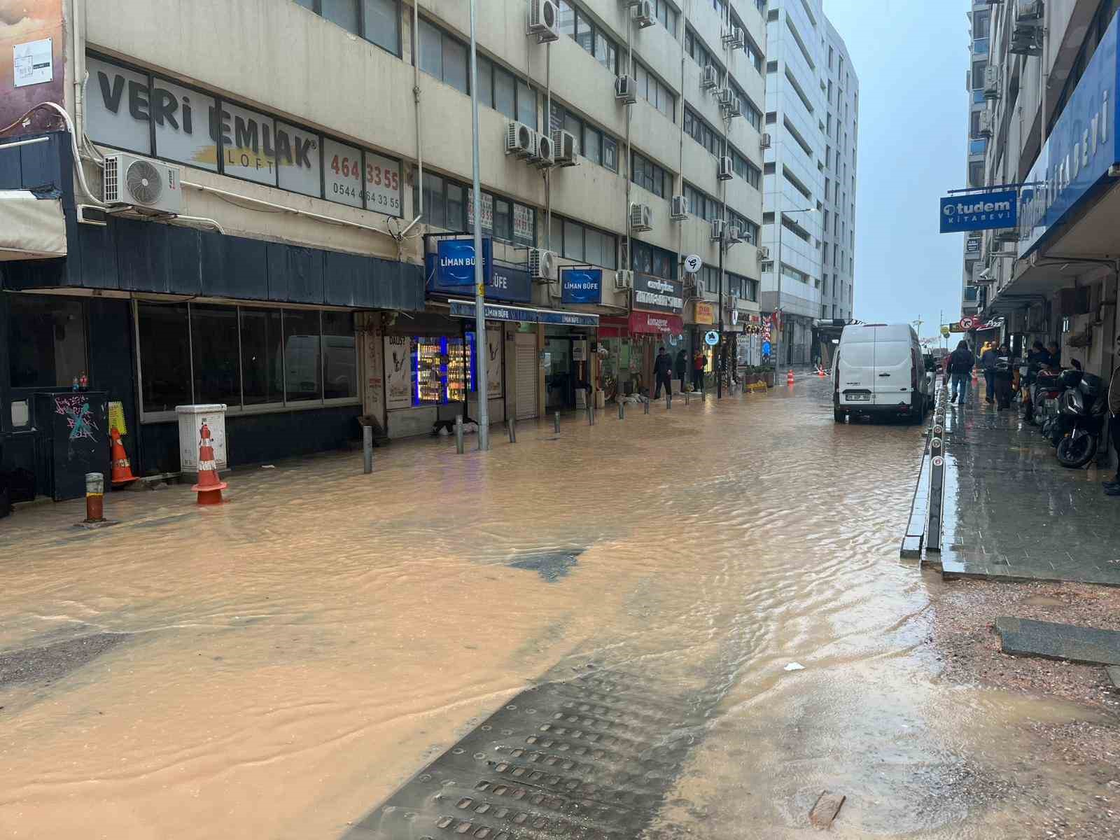 İzmir’de sağanak yağış: Bazı cadde ve sokaklar göle döndü, ekipler su tahliye çalışmaları yürüttü
