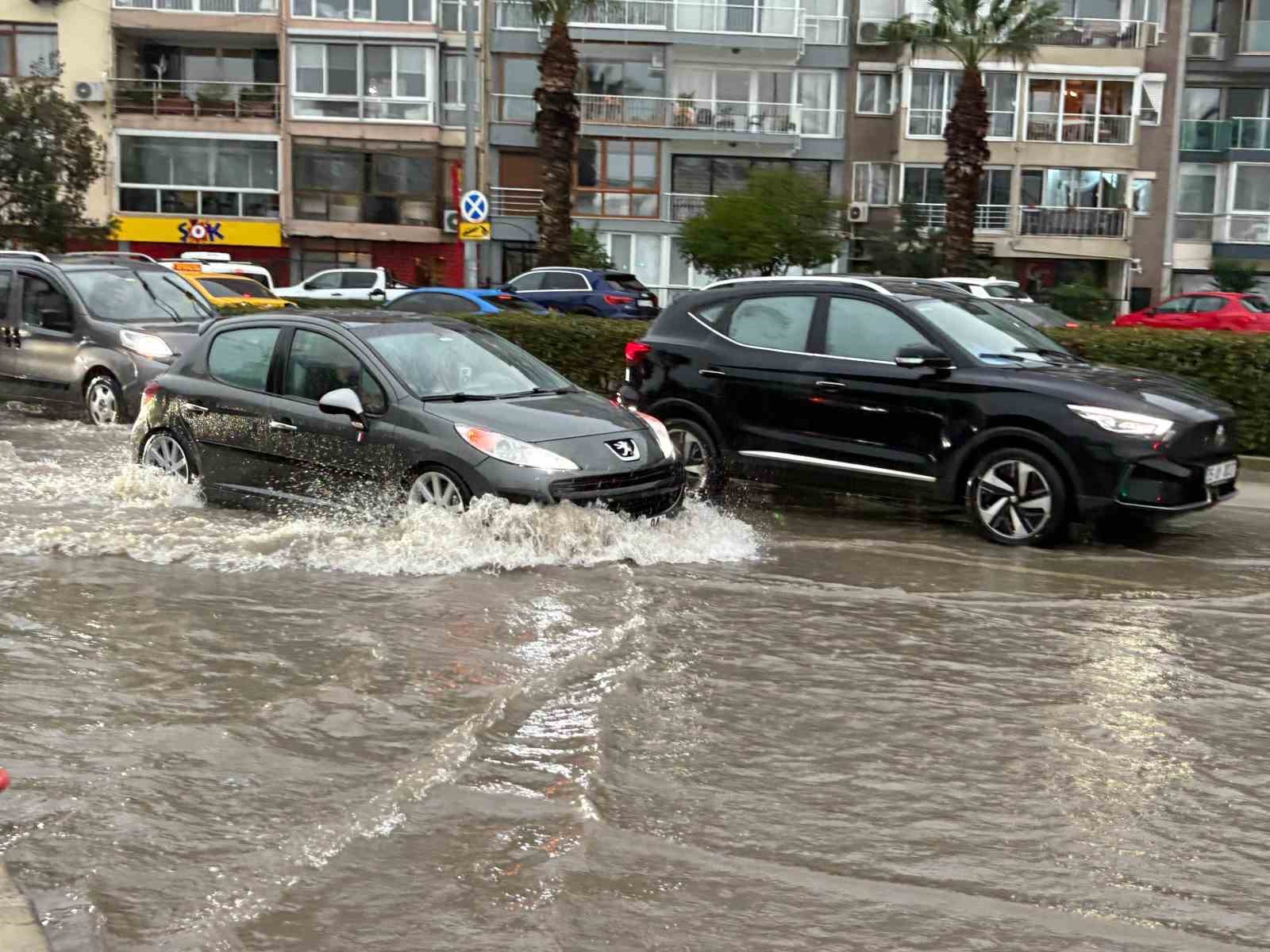 İzmir’de sağanak yağış hayatı olumsuz etkiledi: Caddeler göle döndü
