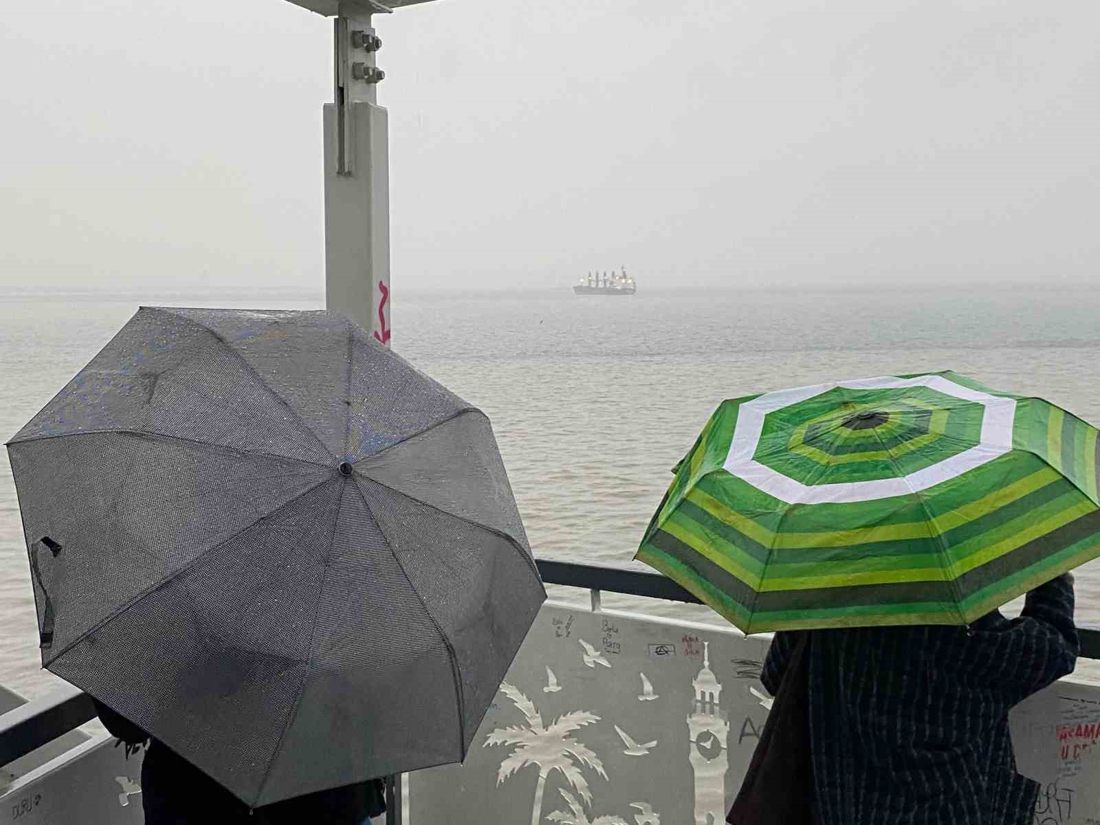 İzmir’de sağanak yağış hayatı olumsuz etkiledi: Caddeler göle döndü
