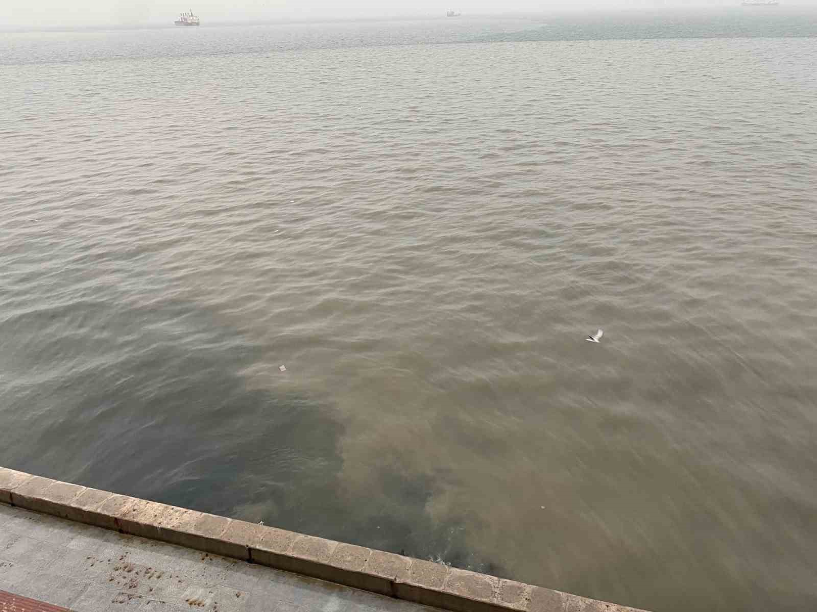 İzmir’de sağanak yağış hayatı olumsuz etkiledi: Caddeler göle döndü
