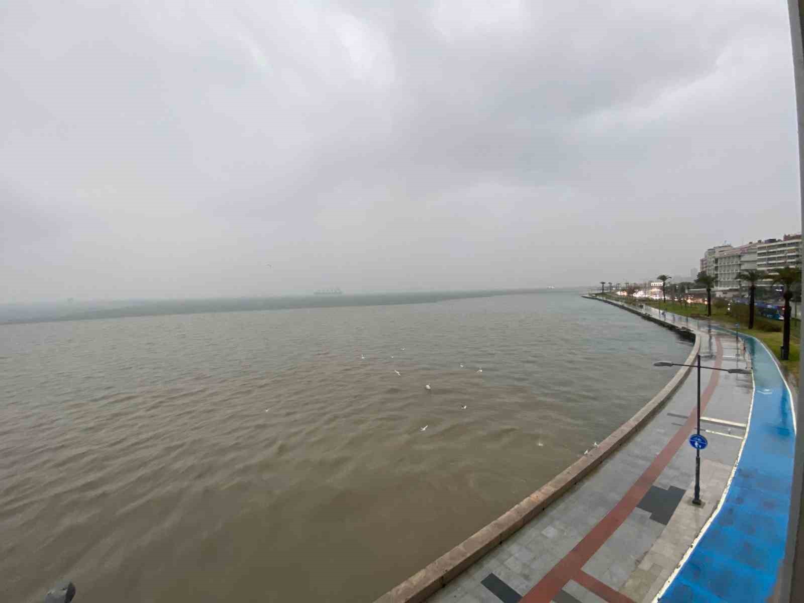 İzmir’de sağanak yağış hayatı olumsuz etkiledi: Caddeler göle döndü
