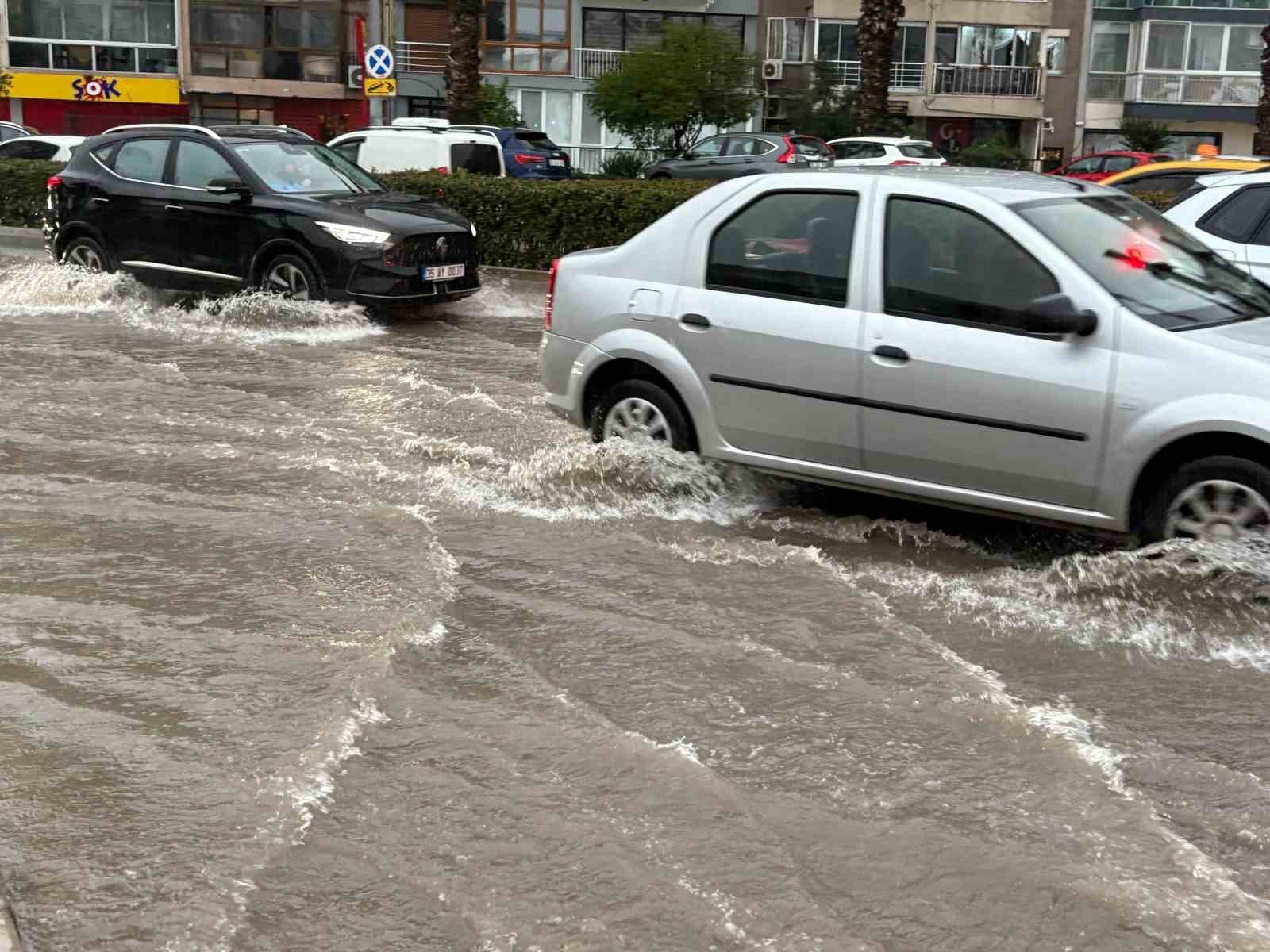 İzmir’de sağanak yağış hayatı olumsuz etkiledi: Caddeler göle döndü

