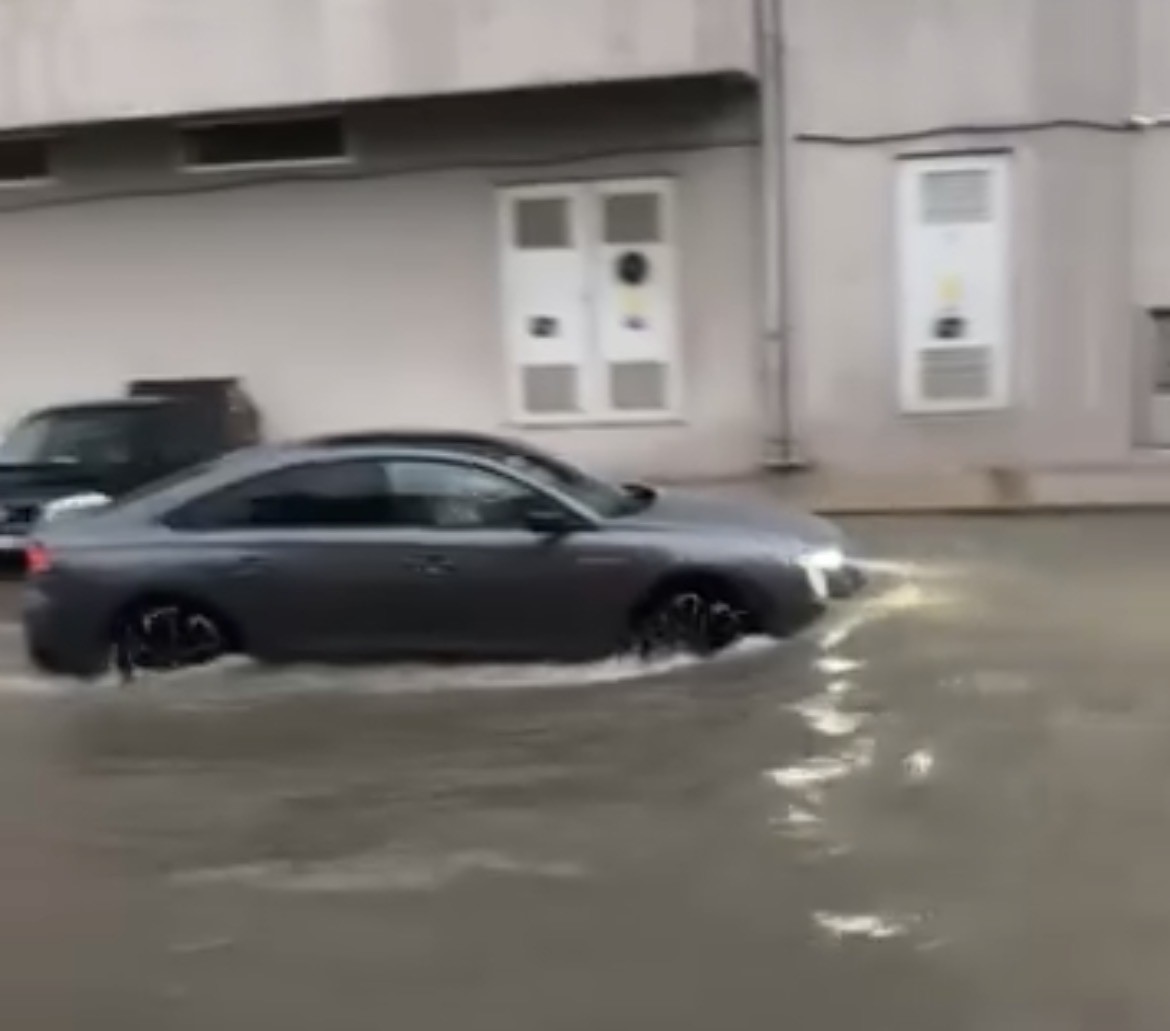 İzmir’de sağanak yağış hayatı olumsuz etkiledi
