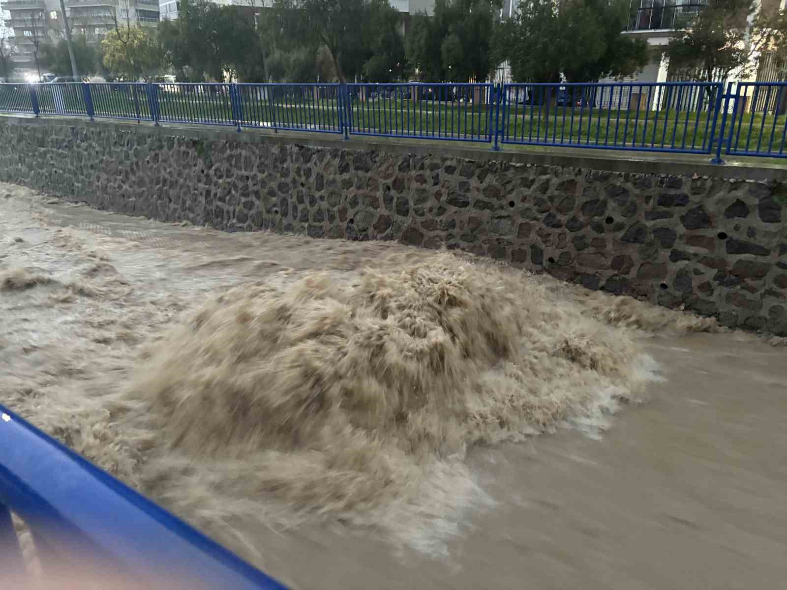İzmir’de sağanak yağış hayatı olumsuz etkiledi
