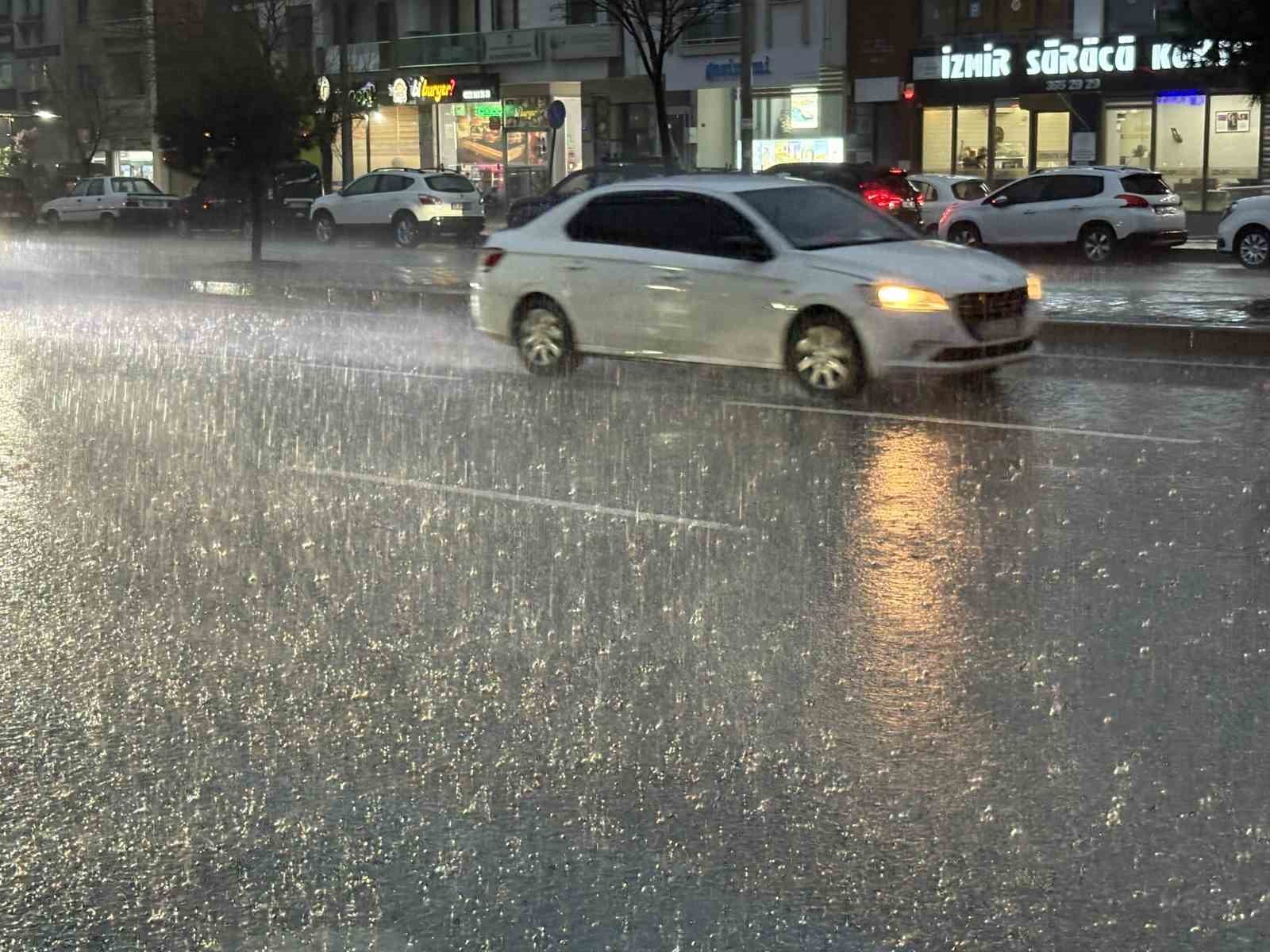 İzmir’de sağanak yağış hayatı olumsuz etkiledi
