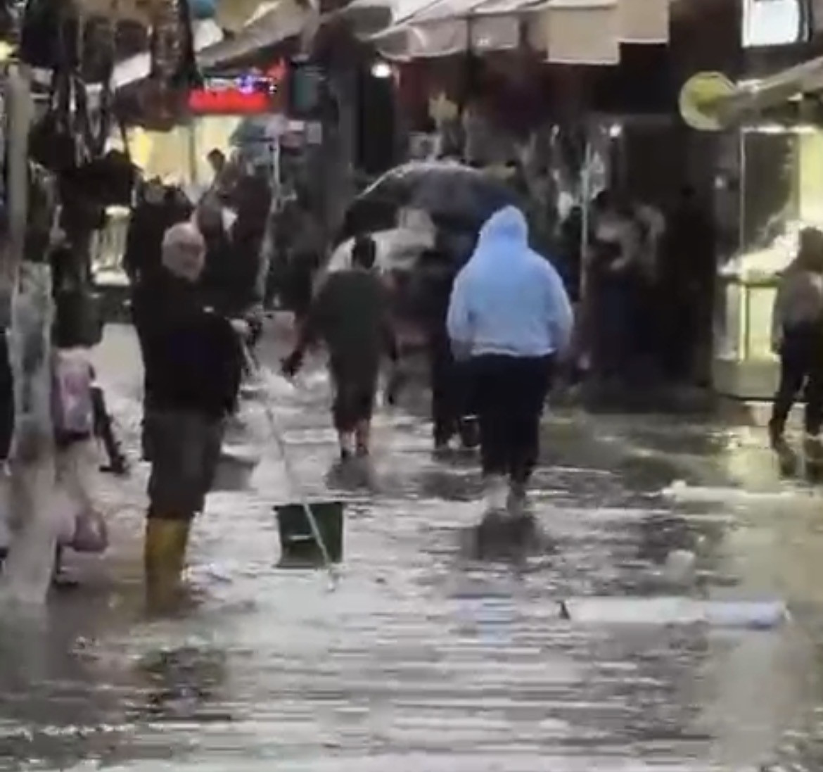 İzmir’de sağanak yağış hayatı olumsuz etkiledi

