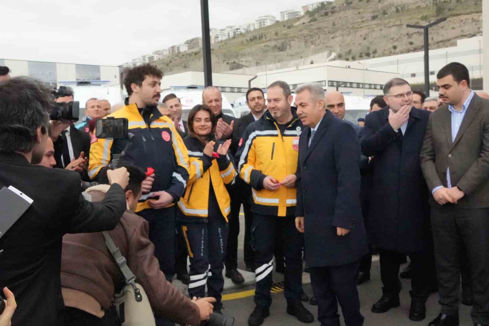 İzmir’de sağlık filosuna 45 yeni ambulans
İzmir’de sağlık filosuna 45 yeni ambulans