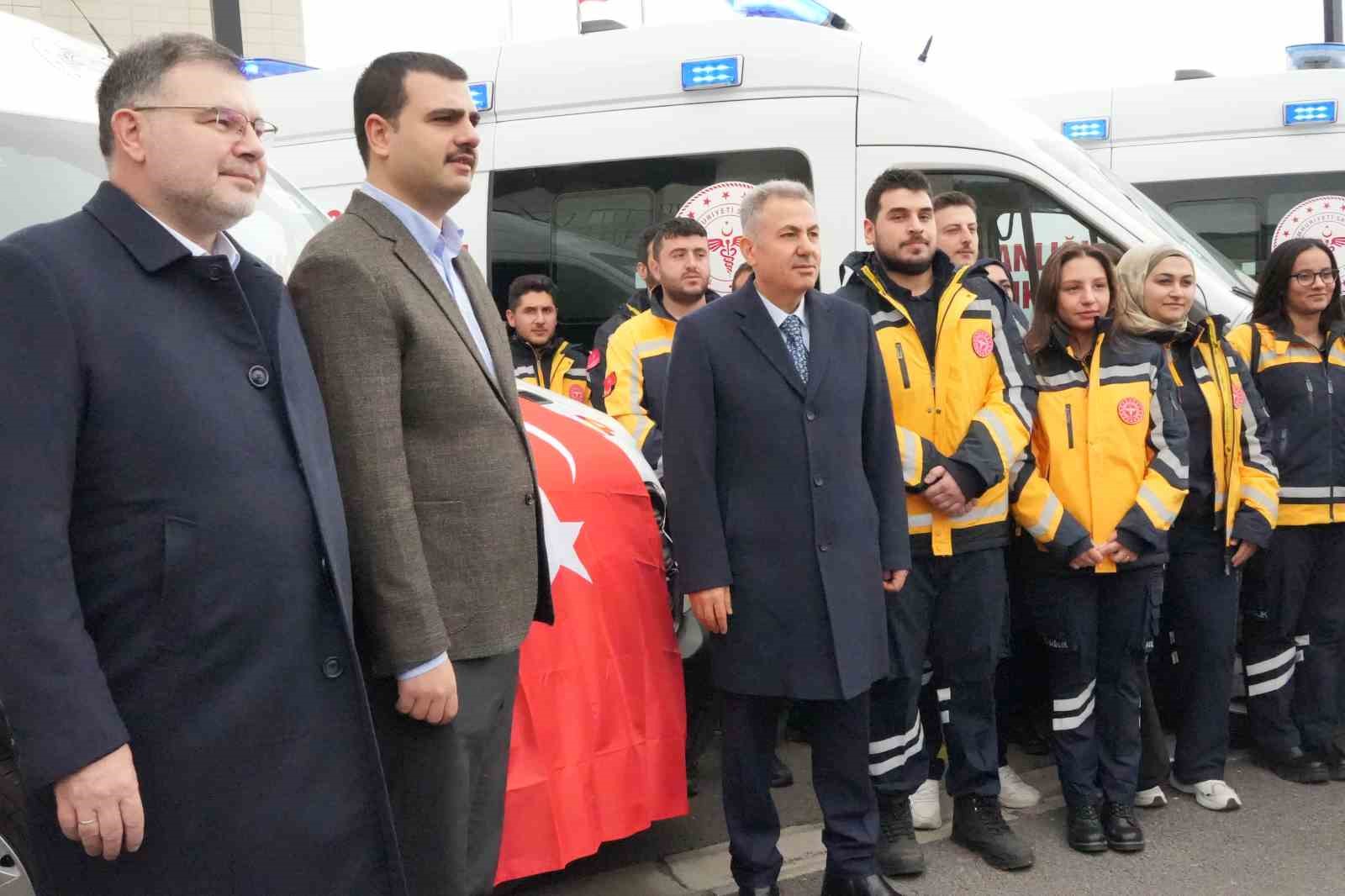 İzmir’de sağlık filosuna 45 yeni ambulans
İzmir’de sağlık filosuna 45 yeni ambulans