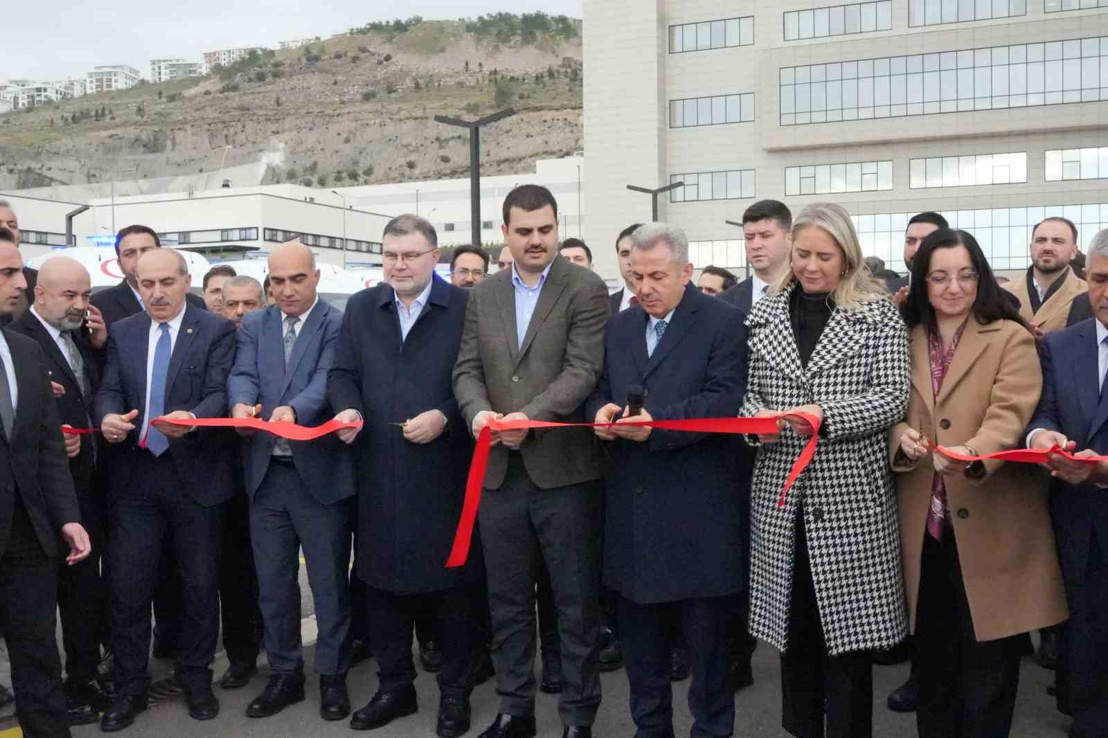 İzmir’de sağlık filosuna 45 yeni ambulans
İzmir’de sağlık filosuna 45 yeni ambulans
