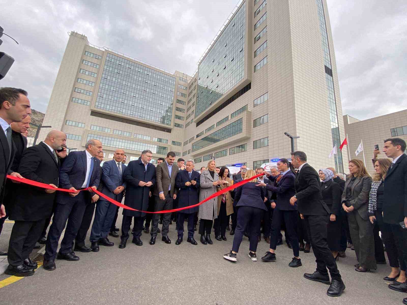 İzmir’de sağlık filosuna 45 yeni ambulans
İzmir’de sağlık filosuna 45 yeni ambulans