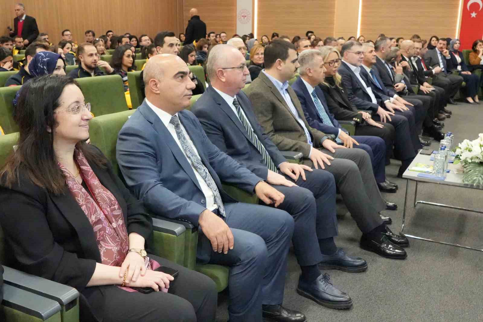 İzmir’de sağlık filosuna 45 yeni ambulans
İzmir’de sağlık filosuna 45 yeni ambulans