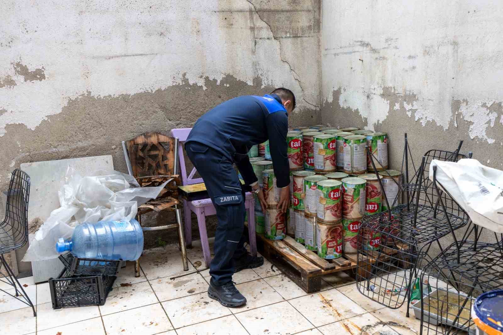 İzmir’de sağlıksız gıda üretimine suçüstü
