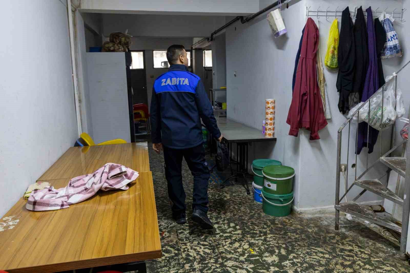 İzmir’de sağlıksız gıda üretimine suçüstü
