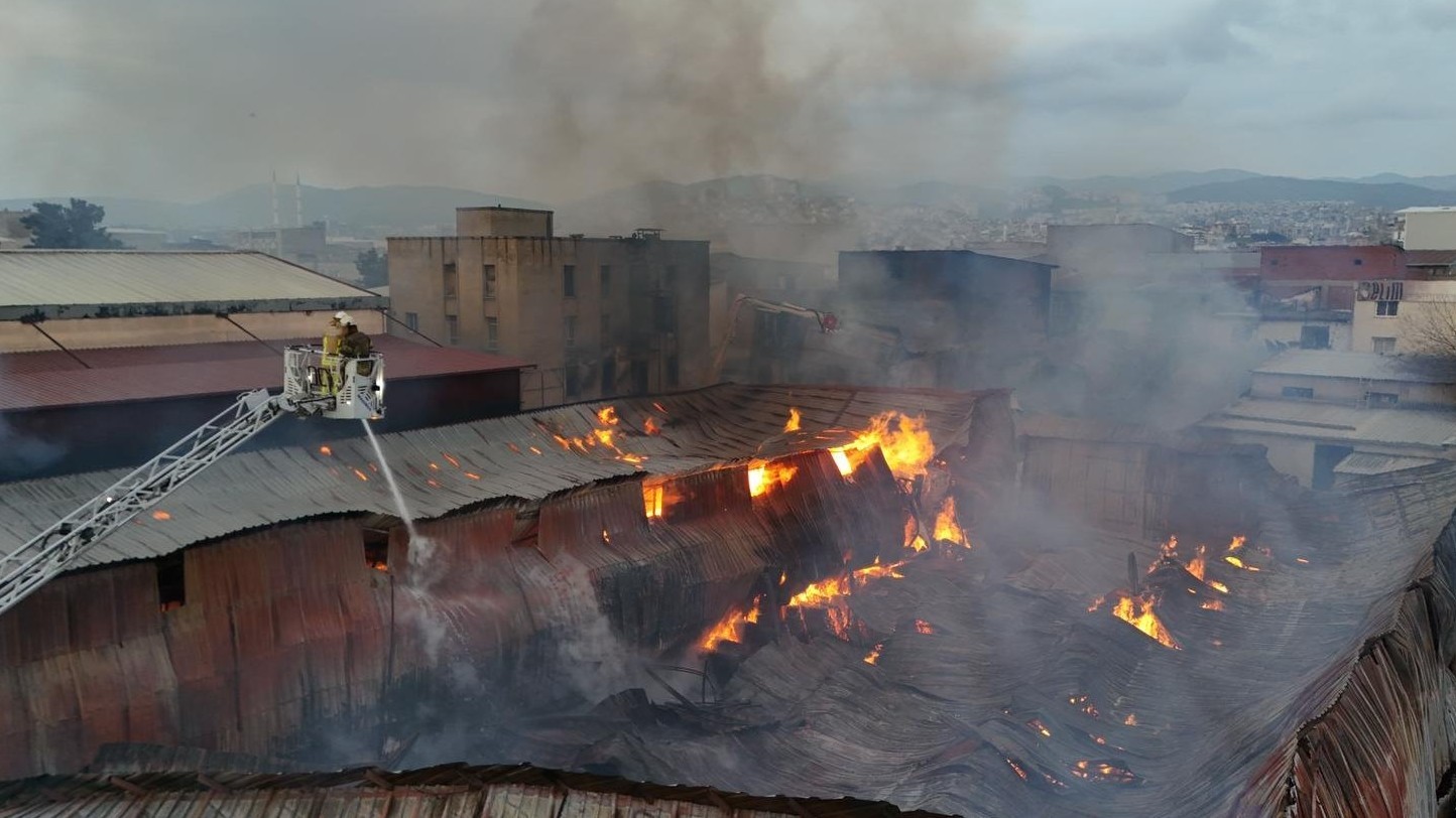 İzmir’de sanayi sitesindeki yangın kontrol altına alındı
