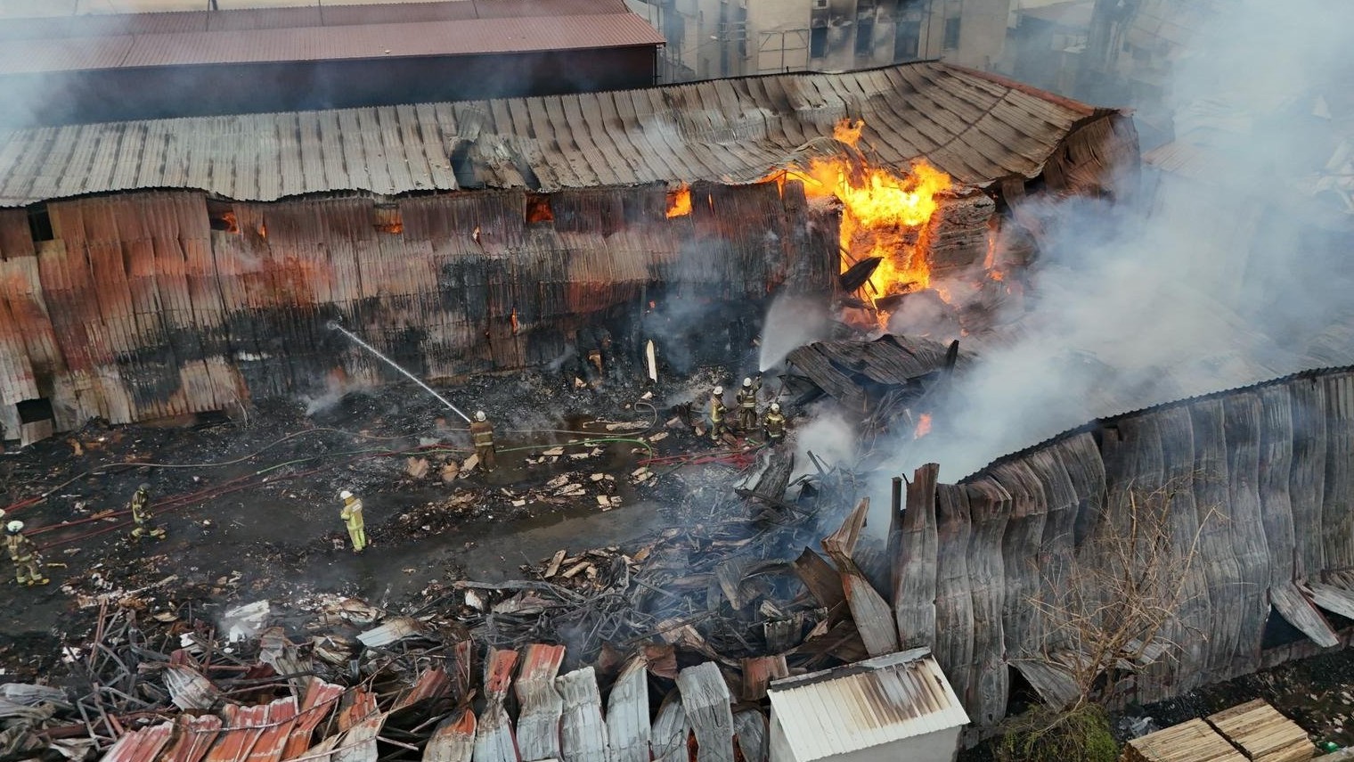 İzmir’de sanayi sitesindeki yangın kontrol altına alındı

