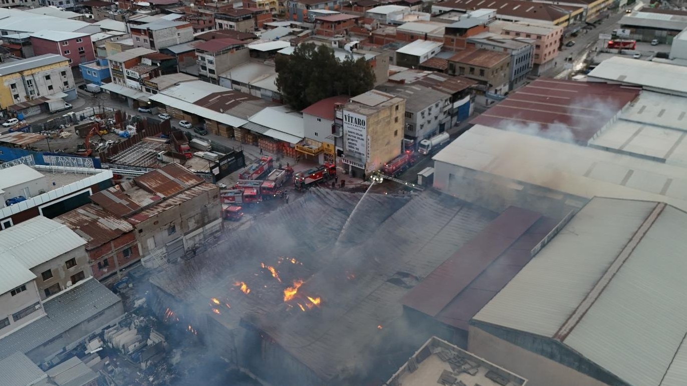 İzmir’de sanayi sitesindeki yangın kontrol altına alındı

