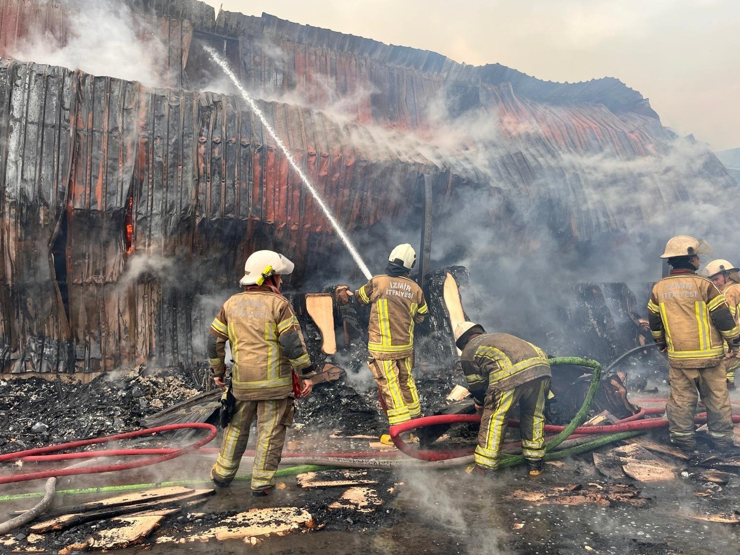 İzmir’de sanayi sitesindeki yangın kontrol altına alındı
