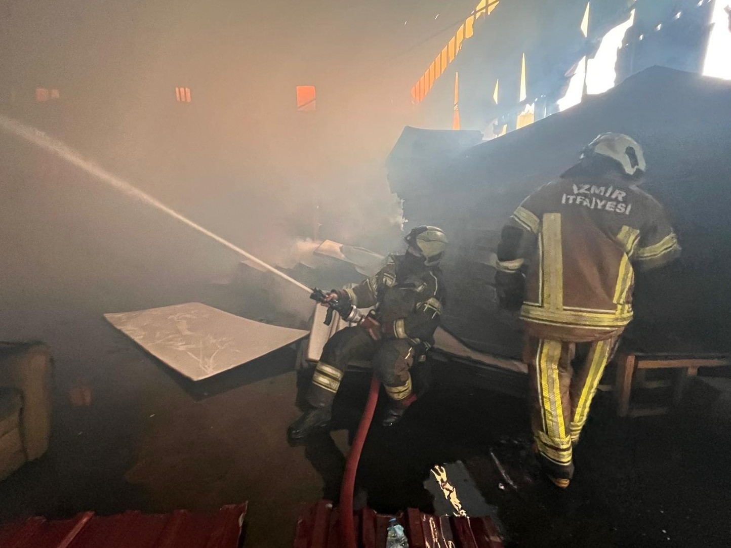 İzmir’de sanayi sitesindeki yangın kontrol altına alındı
