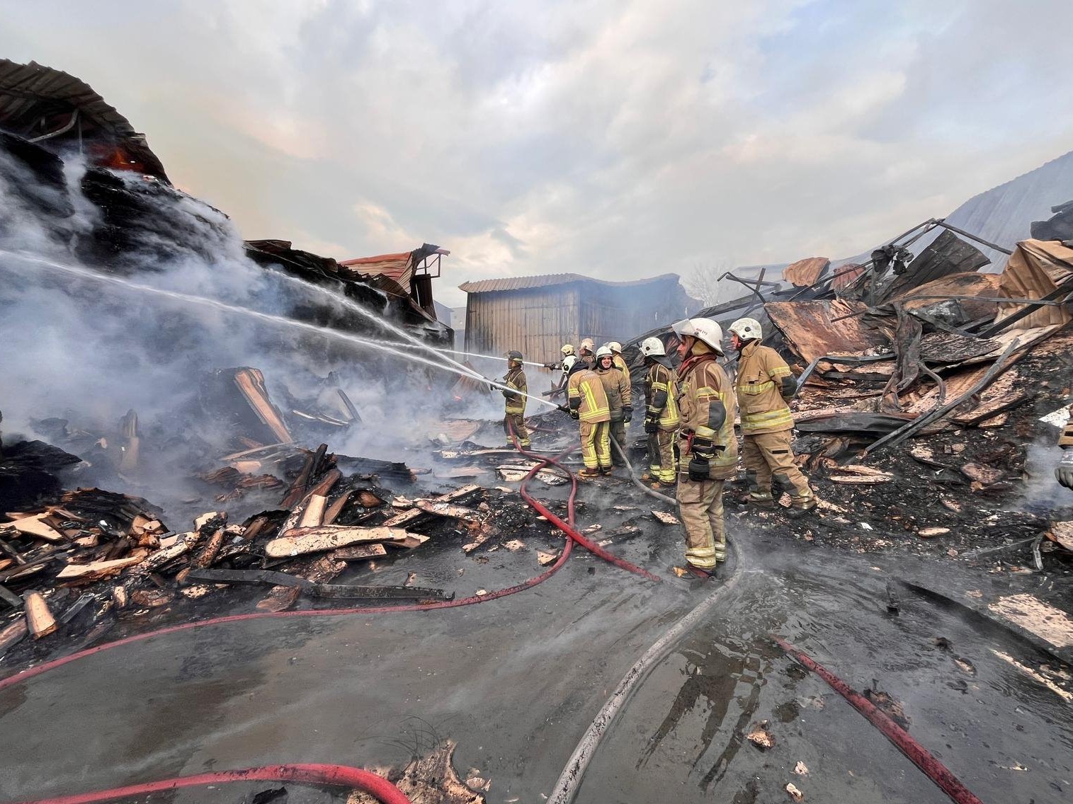 İzmir’de sanayi sitesindeki yangın kontrol altına alındı
